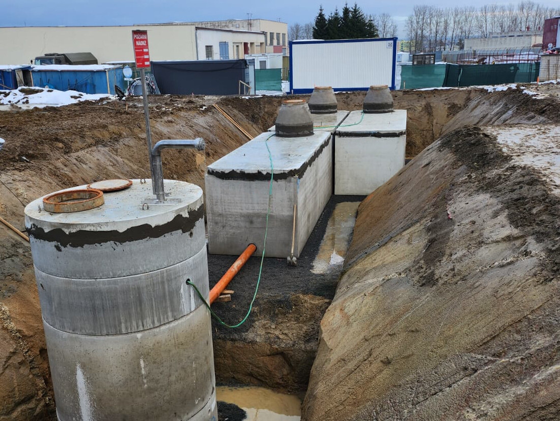 detailní reference, Betonová požární nádrž řešená sestavou nádrží ND24 a šachty ze skruží průměru 2000 mm, db betonové jímky